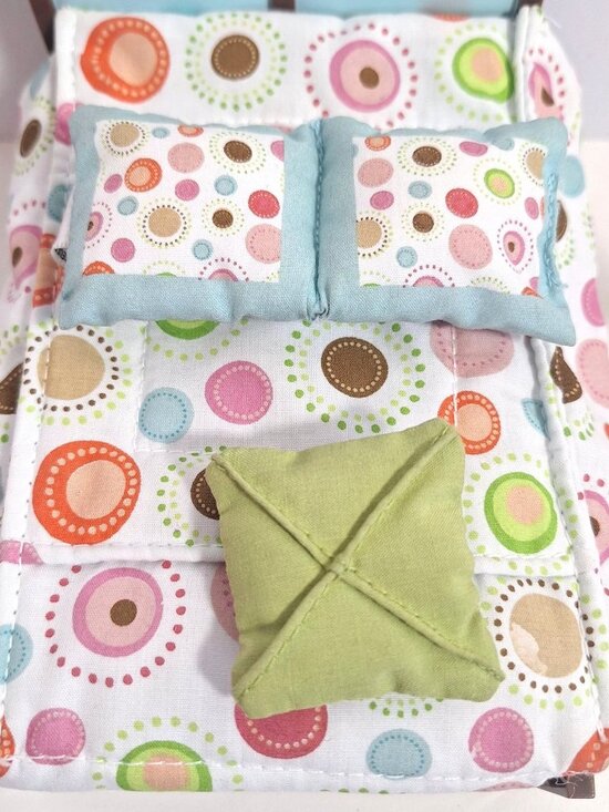 Loving Family Deluxe Parents Bedroom 2007 Bed Pink Robe Furniture Pillows - Picture 6 of 14